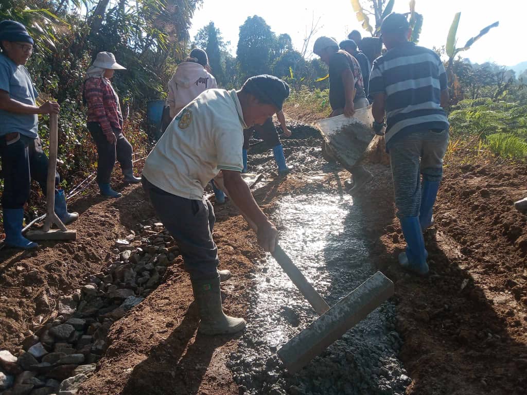 Chirtang CEP members clear bushes and drainage system for their farm road