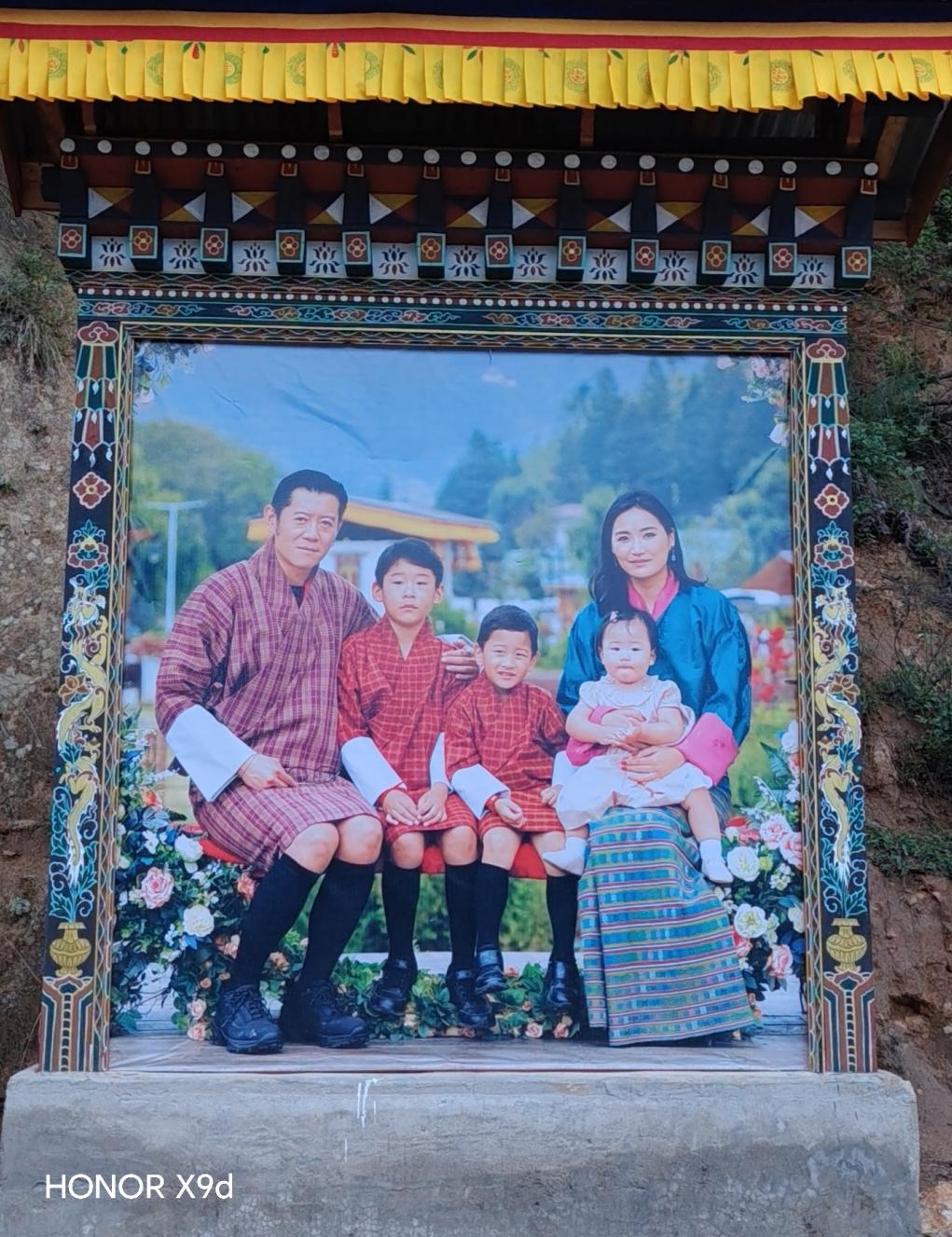 Simphu installs a Royal Family Portrait at the Gateway to its Community 